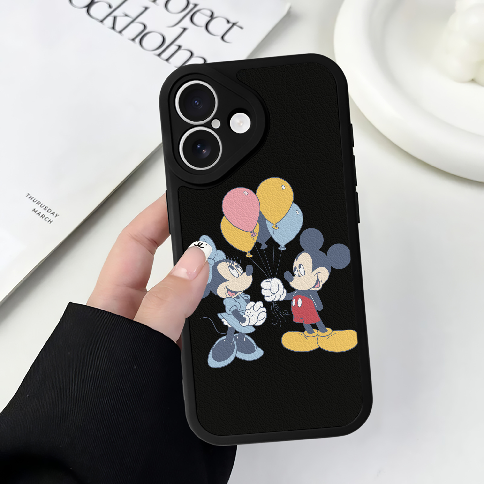 （画像用） ミッキーマウス Mickey Mouse 【iPhone 16シリーズ対応】シリコンスマホケース（レザー調） 材質：シリコン